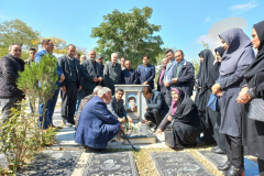 به مناسبت هفته دفاع مقدس؛ تجدید بیعت جهادگران جهاددانشگاهی استان اردبیل با آرمان های شهیدان والامقام با حضور در گلزار &quot;شهدای غریبان&quot; و دیدار با مادر شهید «ابراهیم مرادپور»