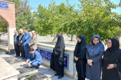 به مناسبت هفته دفاع مقدس؛ تجدید بیعت جهادگران جهاددانشگاهی استان اردبیل با آرمان های شهیدان والامقام با حضور در گلزار &quot;شهدای غریبان&quot; و دیدار با مادر شهید «ابراهیم مرادپور»